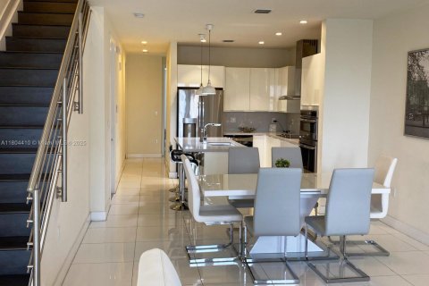 Apartment in LANDMARK in Doral, Florida 3 bedrooms, 169.18 sq.m. № 1864496 - photo 6