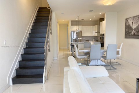 Apartment in LANDMARK in Doral, Florida 3 bedrooms, 169.18 sq.m. № 1864496 - photo 1