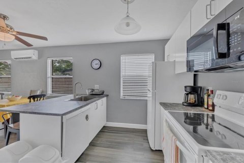 House in Sarasota, Florida 2 bedrooms, 76.74 sq.m. № 2232882 - photo 18