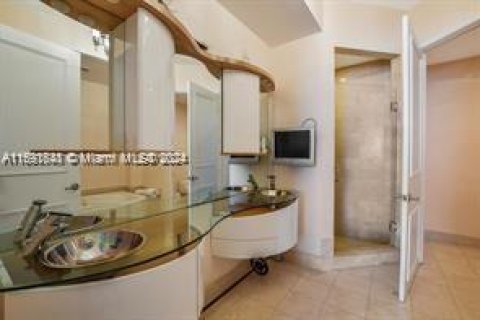 Condo in Sunny Isles Beach, Florida, 2 bedrooms  № 1713223 - photo 15