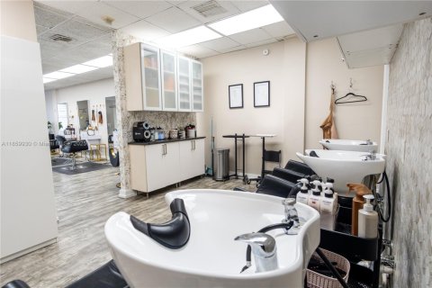 Commercial property in Coral Gables, Florida № 1892049 - photo 16