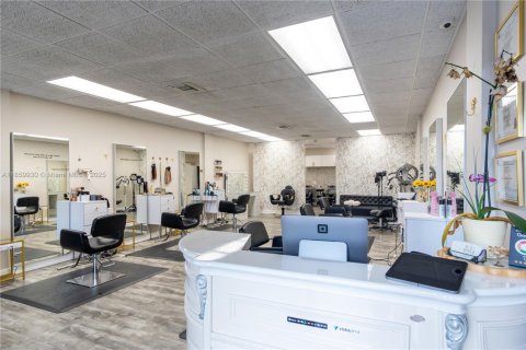 Commercial property in Coral Gables, Florida № 1892049 - photo 10