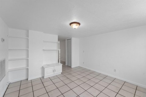 Commercial property in Stuart, Florida 1 bedroom, 50.63 sq.m. № 2392770 - photo 11
