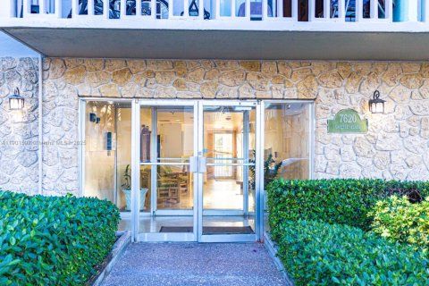 Condo in Miami Beach, Florida  № 1951750 - photo 2