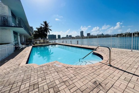 Apartamento en alquiler en Miami Beach, Florida, 1 dormitorio, 74.32 m2 № 1993778 - foto 3