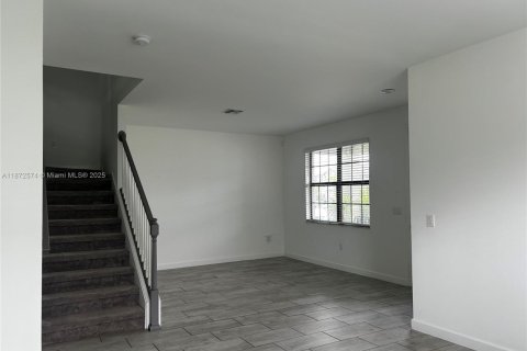 House in Fort Myers, Florida 5 bedrooms № 2062913 - photo 2