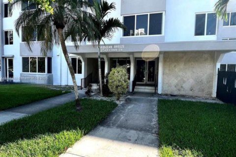 Купить кондоминиум в Санни-Айлс-Бич, Флорида 2 спальни, 87.05м2, № 1971696 - фото 2