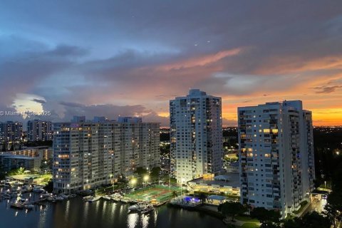 Condo in Aventura, Florida, 2 bedrooms № 2060228 - photo 3