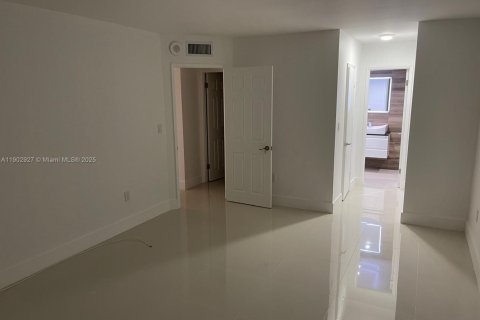 Condo in Aventura, Florida, 2 bedrooms № 2060228 - photo 16