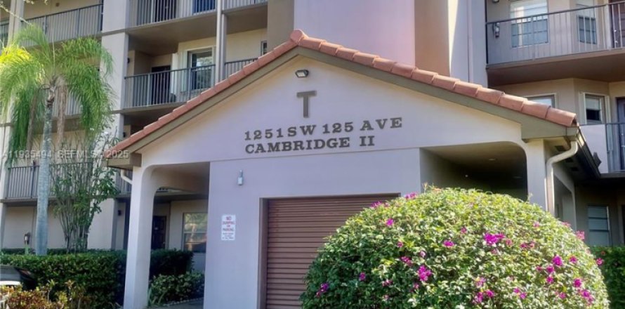 Condominio en Pembroke Pines, Florida, 2 dormitorios  № 1993769