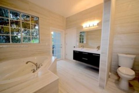 Casa en alquiler en Coral Gables, Florida, 4 dormitorios, 228.26 m2 № 1779330 - foto 10