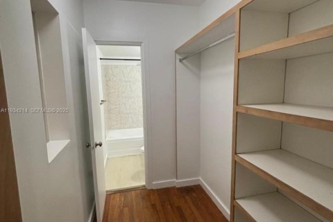 Condominio en alquiler en Miami Beach, Florida, 41.06 m2 № 1992898 - foto 7