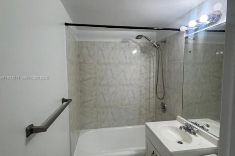 Condominio en alquiler en Miami Beach, Florida, 41.06 m2 № 1992898 - foto 10