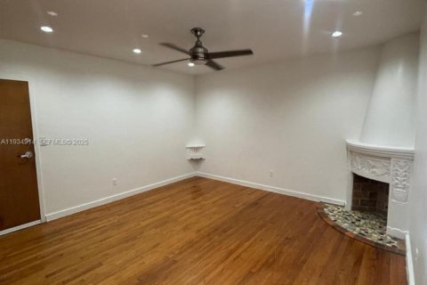 Condominio en alquiler en Miami Beach, Florida, 41.06 m2 № 1992898 - foto 11