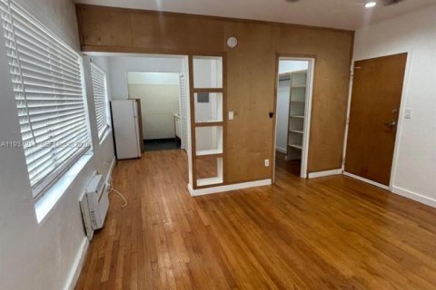 Condominio en alquiler en Miami Beach, Florida, 41.06 m2 № 1992898 - foto 2