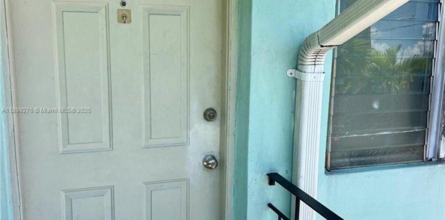 Кондоминиум с 1 спальней в Хайалиа, Флорида № 1951197