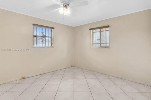 House in West Park, Florida 3 bedrooms, 113.15 sq.m. № 1847623 - photo 10