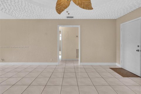 House in West Park, Florida 3 bedrooms, 113.15 sq.m. № 1847623 - photo 18