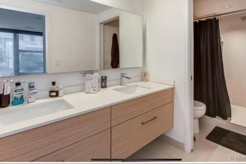 Condominio en venta en Miami, Florida, 3 dormitorios, 211.35 m2 № 1935651 - foto 19