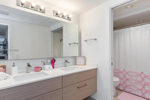 Condominio en venta en Miami, Florida, 3 dormitorios, 211.35 m2 № 1935651 - foto 14