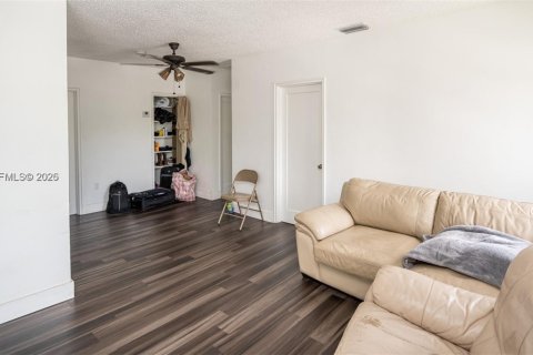 Propiedad comercial en venta en Miami, Florida, 206.24 m2 № 2003183 - foto 20