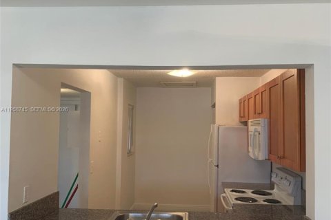 Condo in Miami, Florida, 2 bedrooms  № 2019793 - photo 3