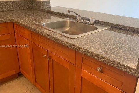 Condo in Miami, Florida, 2 bedrooms  № 2019793 - photo 7