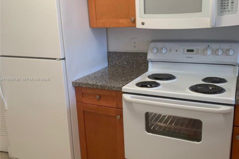 Condo in Miami, Florida, 2 bedrooms  № 2019793 - photo 8