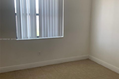 Condo in Miami, Florida, 2 bedrooms  № 2019793 - photo 12