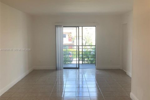 Condo in Miami, Florida, 2 bedrooms  № 2019793 - photo 4
