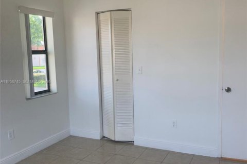 Condo in Miami, Florida, 2 bedrooms  № 2019793 - photo 9