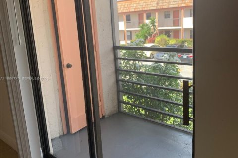 Condo in Miami, Florida, 2 bedrooms  № 2019793 - photo 13