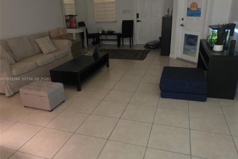 Снять в аренду таунхаус в Майами, Флорида 3 спальни, 134.89м2, № 1990636 - фото 20