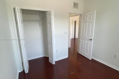 Снять в аренду таунхаус в Майами, Флорида 3 спальни, 134.89м2, № 1990636 - фото 9