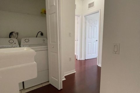 Снять в аренду таунхаус в Майами, Флорида 3 спальни, 134.89м2, № 1990636 - фото 28