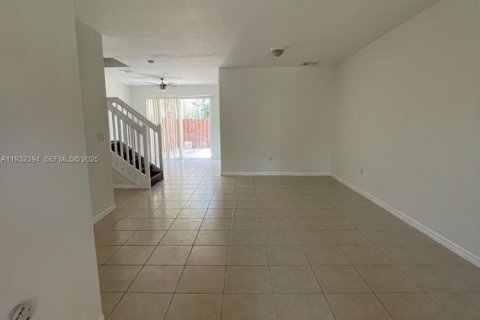Снять в аренду таунхаус в Майами, Флорида 3 спальни, 134.89м2, № 1990636 - фото 23