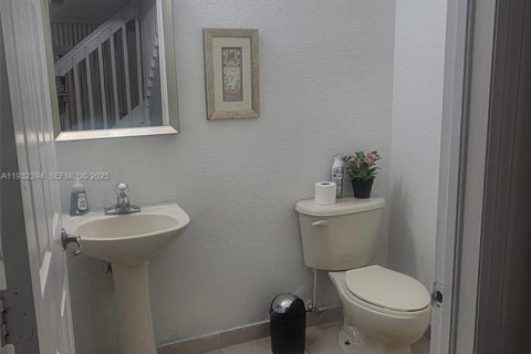 Снять в аренду таунхаус в Майами, Флорида 3 спальни, 134.89м2, № 1990636 - фото 21