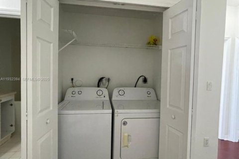 Снять в аренду таунхаус в Майами, Флорида 3 спальни, 134.89м2, № 1990636 - фото 29