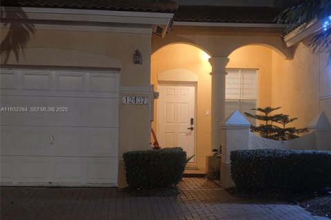 Снять в аренду таунхаус в Майами, Флорида 3 спальни, 134.89м2, № 1990636 - фото 15