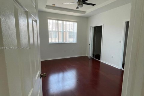 Снять в аренду таунхаус в Майами, Флорида 3 спальни, 134.89м2, № 1990636 - фото 3