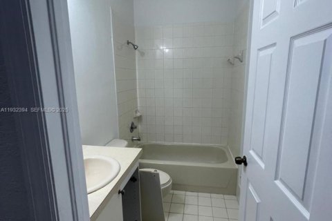 Снять в аренду таунхаус в Майами, Флорида 3 спальни, 134.89м2, № 1990636 - фото 2