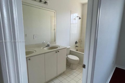 Снять в аренду таунхаус в Майами, Флорида 3 спальни, 134.89м2, № 1990636 - фото 4