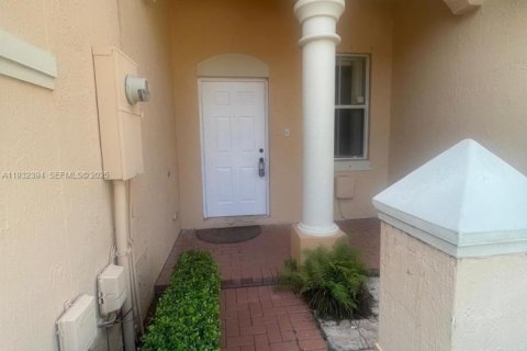 Снять в аренду таунхаус в Майами, Флорида 3 спальни, 134.89м2, № 1990636 - фото 1