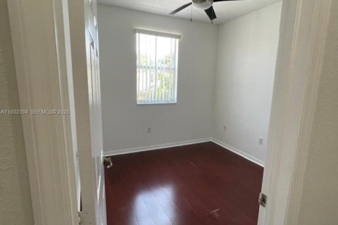 Снять в аренду таунхаус в Майами, Флорида 3 спальни, 134.89м2, № 1990636 - фото 7