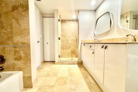Купить кондоминиум в Халландейл-Бич, Флорида 1 спальня, 85.01м2, № 1842555 - фото 16