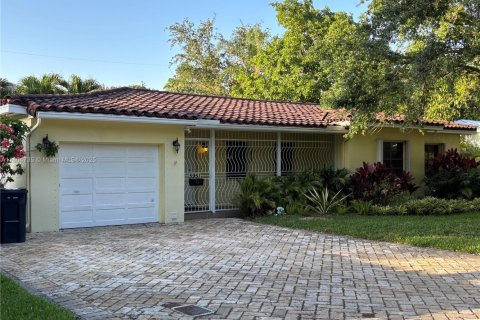 Villa ou maison à louer à South Miami, Floride: 3 chambres, 133.04 m2 № 1959680 - photo 1
