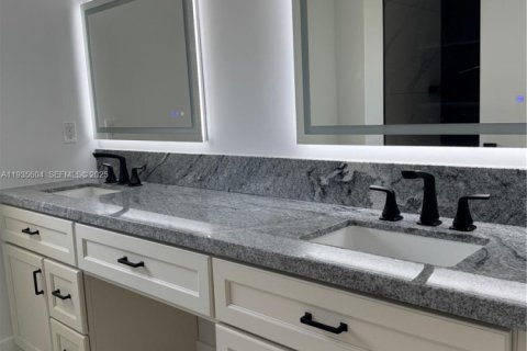 Casa en venta en Dania Beach, Florida, 3 dormitorios, 115.01 m2 № 1993730 - foto 1