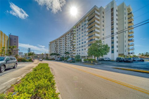 Copropriété à vendre à Hallandale Beach, Floride: 2 chambres, 120.77 m2 № 2153957 - photo 2