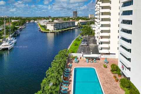 Copropriété à vendre à Hallandale Beach, Floride: 2 chambres, 120.77 m2 № 2153957 - photo 12