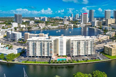 Copropriété à vendre à Hallandale Beach, Floride: 2 chambres, 120.77 m2 № 2153957 - photo 16